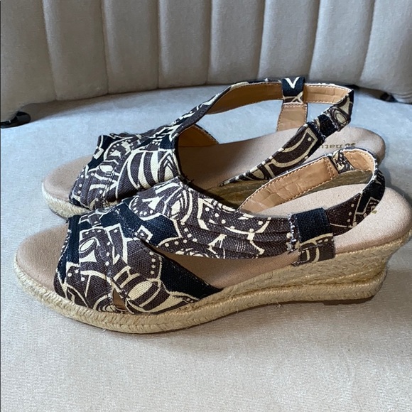 Naturalizer white sandals. Used once. Accessor just... | Depop used naturalizer sandals!